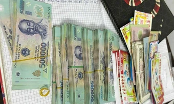 Nữ sinh lớp 8 trả lại túi xách chứa hơn 200 triệu đồng