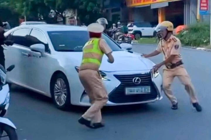 Nữ tài xế Lào Cai tăng ga bỏ chạy khi bị CSGT dừng xe vi phạm tốc độ Nữ tài xế Lào Cai tăng ga bỏ chạy khi bị CSGT dừng xe vi phạm tốc độ