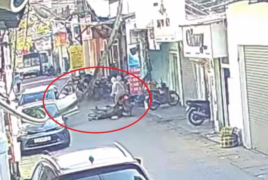 Nữ tài xế mở cửa ô tô bất cẩn gây tai nạn giao thông nghiêm trọng cho cụ bà Nữ tài xế mở cửa ô tô bất cẩn gây tai nạn giao thông nghiêm trọng cho cụ bà