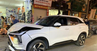 Nữ tài xế ô tô tông liên hoàn 4 xe trên phố Hà Nội