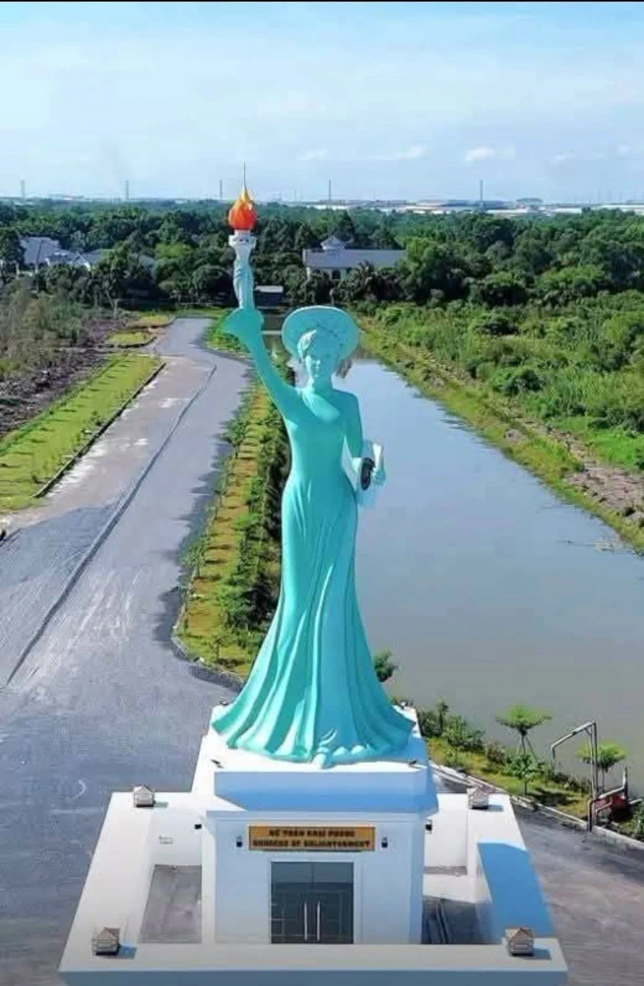 Nữ thần Khai phóng bị tháo dỡ tại Khu đô thị E . City Tân Đức gây tranh cãi Nữ thần Khai phóng bị tháo dỡ tại Khu đô thị E . City Tân Đức gây tranh cãi