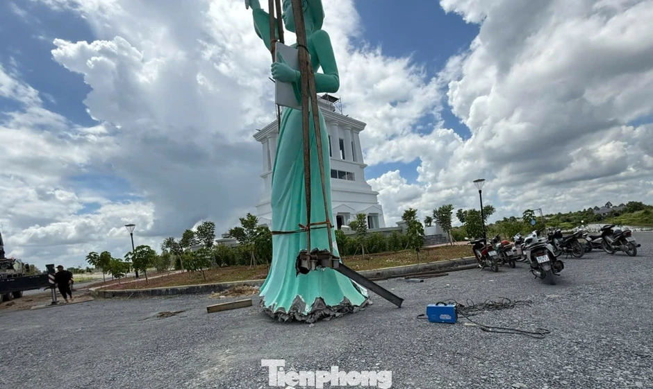 Nữ thần Khai phóng bị tháo dỡ tại Khu đô thị E . City Tân Đức gây tranh cãi Nữ thần Khai phóng bị tháo dỡ tại Khu đô thị E . City Tân Đức gây tranh cãi