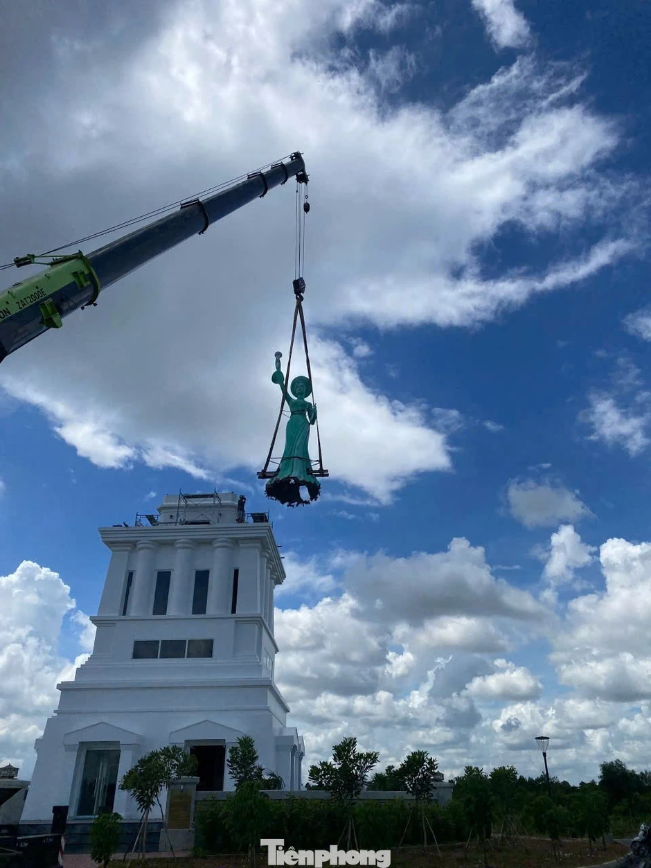 Nữ thần Khai phóng bị tháo dỡ tại Khu đô thị E . City Tân Đức gây tranh cãi Nữ thần Khai phóng bị tháo dỡ tại Khu đô thị E . City Tân Đức gây tranh cãi