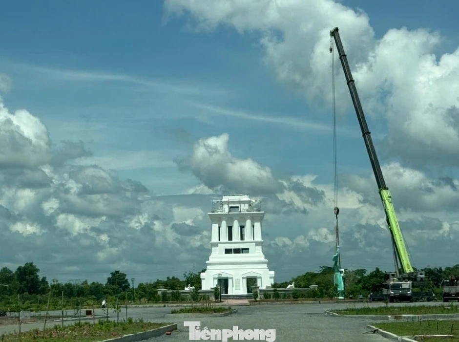 Nữ thần Khai phóng bị tháo dỡ tại Khu đô thị E . City Tân Đức gây tranh cãi Nữ thần Khai phóng bị tháo dỡ tại Khu đô thị E . City Tân Đức gây tranh cãi
