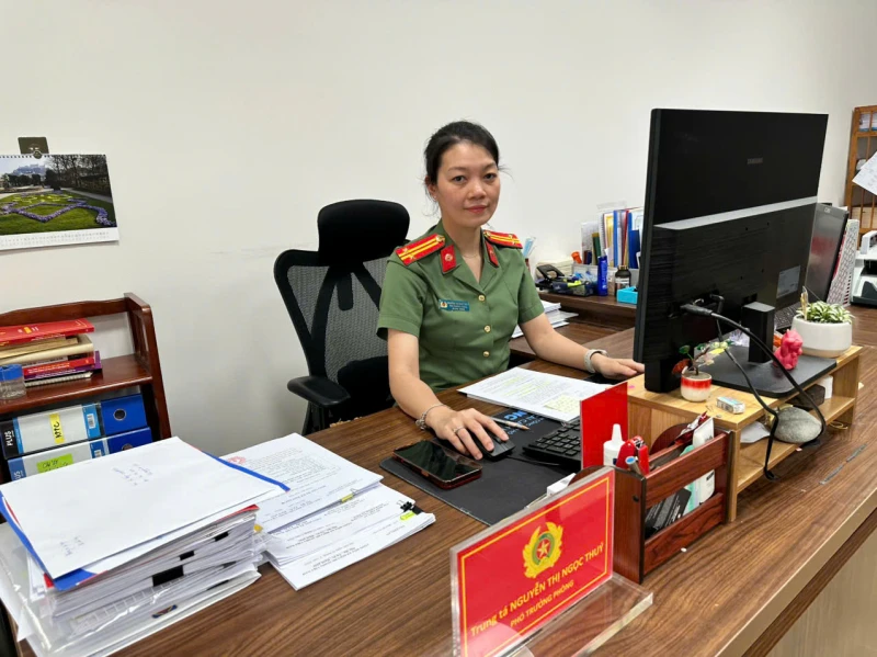 Nữ Trung tá với nhiều cách làm hay trong tham mưu, phục vụ xây dựng và hoàn thiện thể chế Nữ Trung tá với nhiều cách làm hay trong tham mưu, phục vụ xây dựng và hoàn thiện thể chế