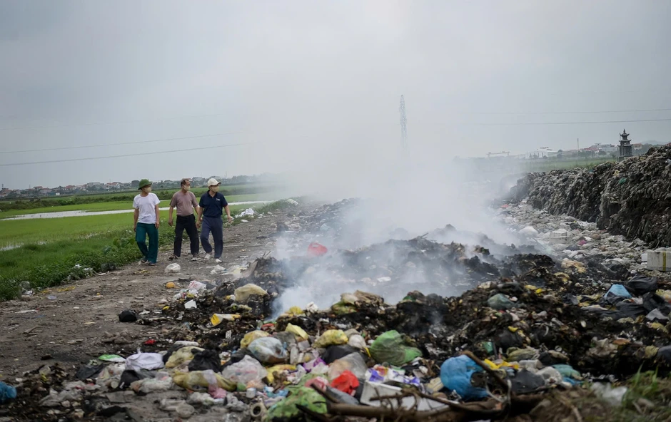 'Núi rác’ lộ thiên 20 năm ở Ninh Bình