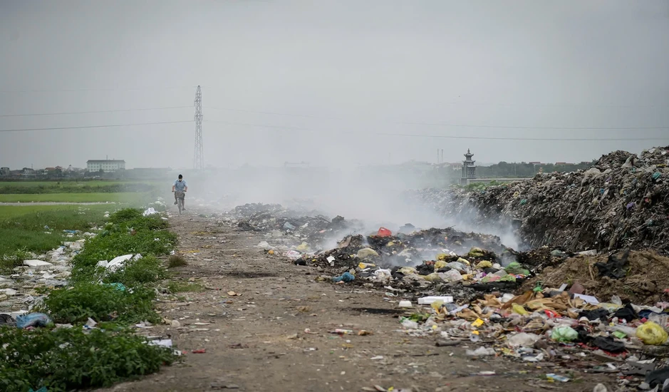 'Núi rác’ lộ thiên 20 năm ở Ninh Bình
