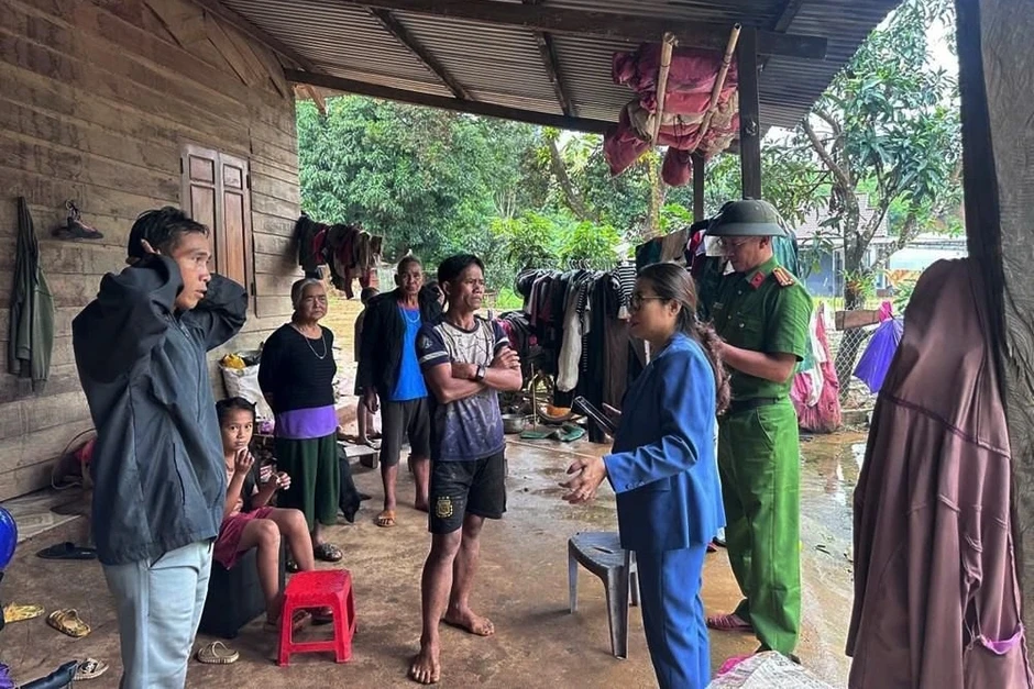 Nước cuồn cuộn nhấn chìm cầu tràn, hàng trăm hộ dân bị chia cắt
