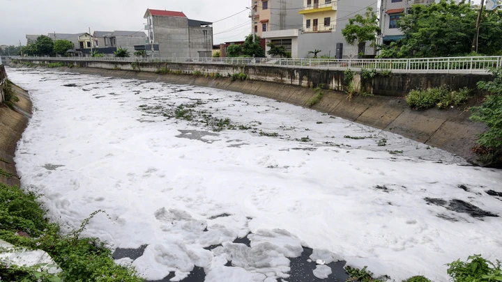 Nước đen, bọt trắng phủ kín kênh ở Bắc Ninh, 4 tháng chưa tìm ra nguồn xả thải Nước đen, bọt trắng phủ kín kênh ở Bắc Ninh, 4 tháng chưa tìm ra nguồn xả thải