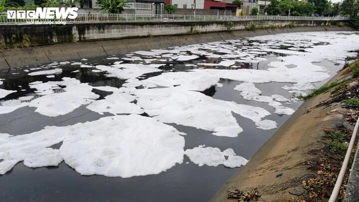 Nước đen, bọt trắng phủ kín kênh ở Bắc Ninh, 4 tháng chưa tìm ra nguồn xả thải Nước đen, bọt trắng phủ kín kênh ở Bắc Ninh, 4 tháng chưa tìm ra nguồn xả thải
