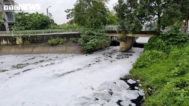 Nước đen, bọt trắng phủ kín kênh ở Bắc Ninh, 4 tháng chưa tìm ra nguồn xả thải Nước đen, bọt trắng phủ kín kênh ở Bắc Ninh, 4 tháng chưa tìm ra nguồn xả thải