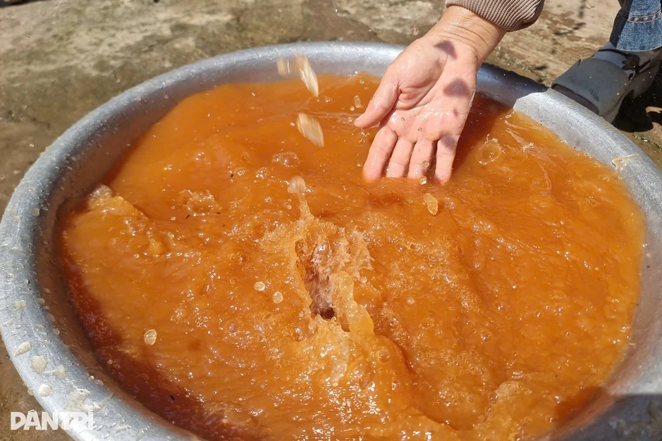 Nước giếng ở khu tái định cư đục vàng như mật Nước giếng ở khu tái định cư đục vàng như mật