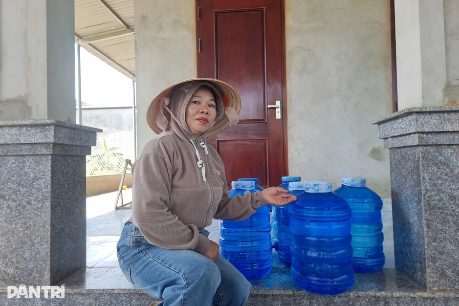 Nước giếng ở khu tái định cư đục vàng như mật Nước giếng ở khu tái định cư đục vàng như mật