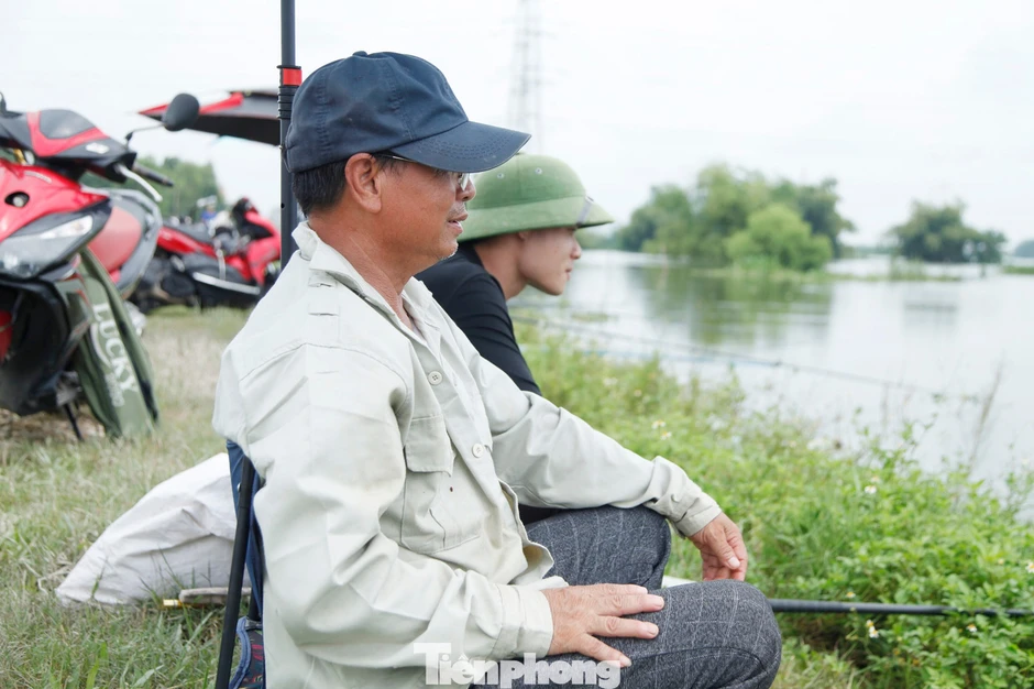 Nước lũ dâng, 'cần thủ' đua nhau săn cá
