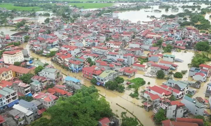 Nước lũ lên cuồn cuộn, người dân Lạng Sơn leo mái nhà nhận đồ tiếp tế Nước lũ lên cuồn cuộn, người dân Lạng Sơn leo mái nhà nhận đồ tiếp tế