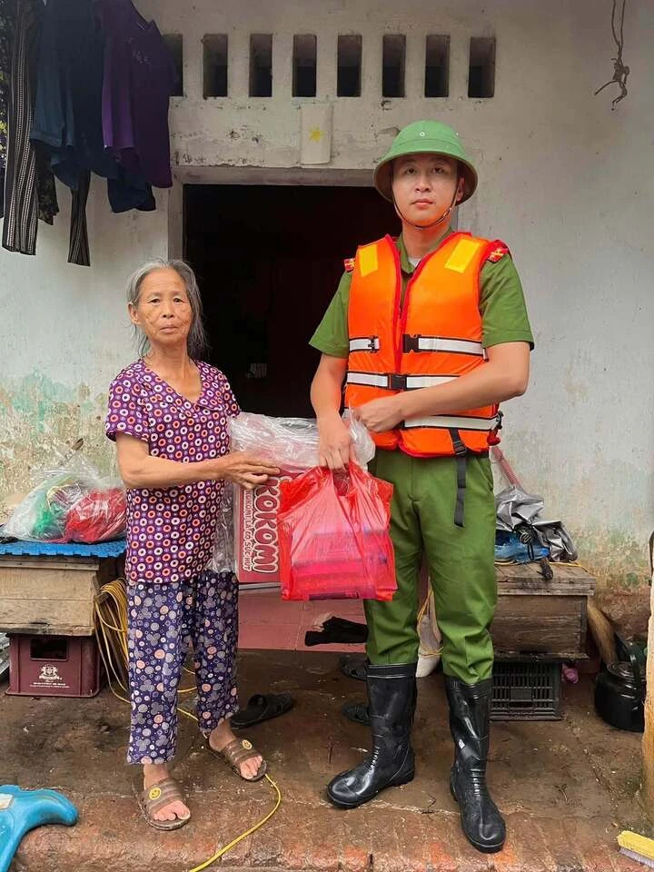 Nước lũ lên cuồn cuộn, người dân Lạng Sơn leo mái nhà nhận đồ tiếp tế Nước lũ lên cuồn cuộn, người dân Lạng Sơn leo mái nhà nhận đồ tiếp tế