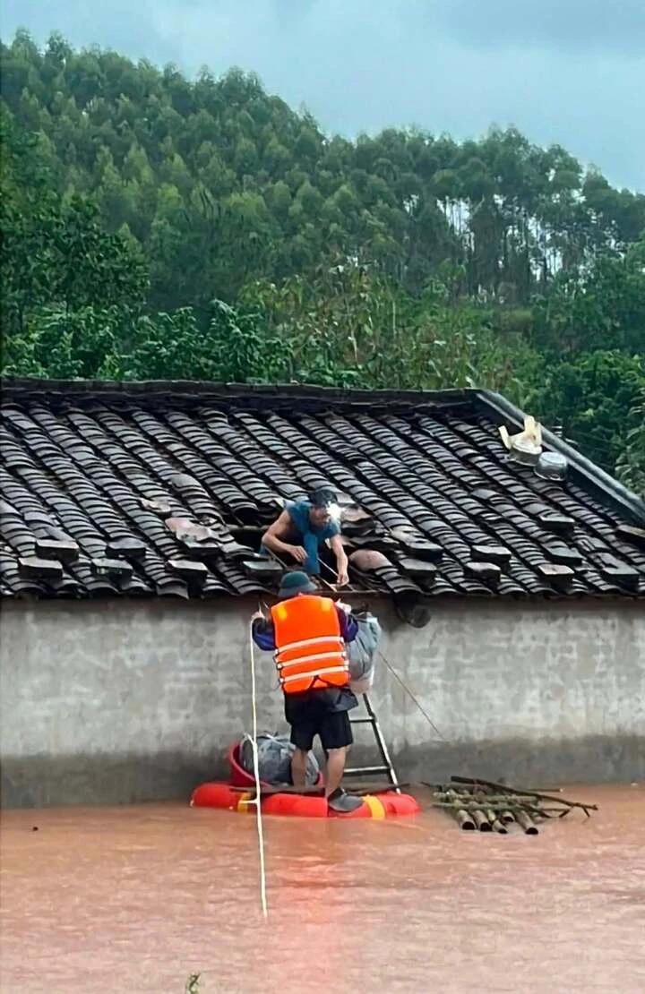 Nước lũ lên cuồn cuộn, người dân Lạng Sơn leo mái nhà nhận đồ tiếp tế Nước lũ lên cuồn cuộn, người dân Lạng Sơn leo mái nhà nhận đồ tiếp tế