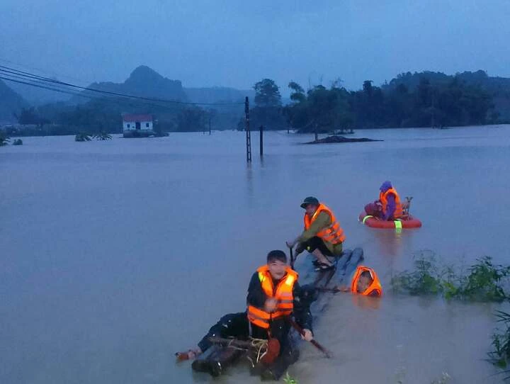 Nước lũ lên cuồn cuộn, người dân Lạng Sơn leo mái nhà nhận đồ tiếp tế Nước lũ lên cuồn cuộn, người dân Lạng Sơn leo mái nhà nhận đồ tiếp tế