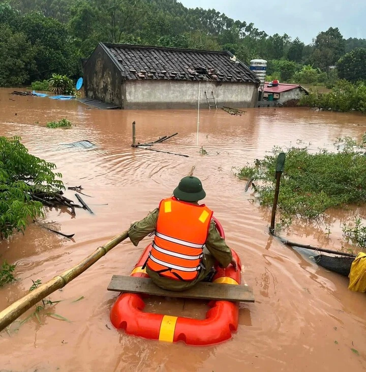 Nước lũ lên cuồn cuộn, người dân Lạng Sơn leo mái nhà nhận đồ tiếp tế Nước lũ lên cuồn cuộn, người dân Lạng Sơn leo mái nhà nhận đồ tiếp tế