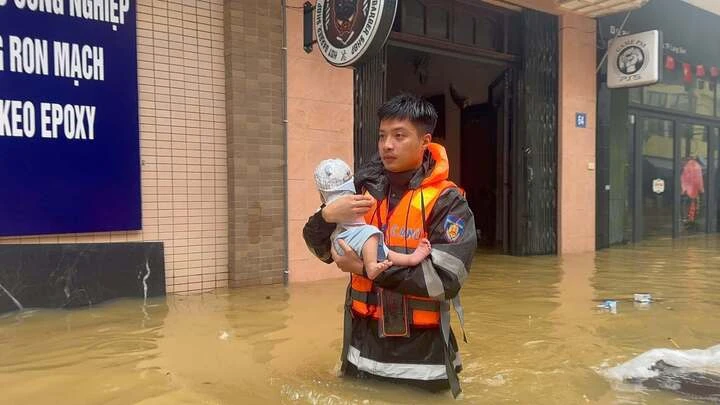 Nước lũ lên cuồn cuộn, người dân Lạng Sơn leo mái nhà nhận đồ tiếp tế Nước lũ lên cuồn cuộn, người dân Lạng Sơn leo mái nhà nhận đồ tiếp tế