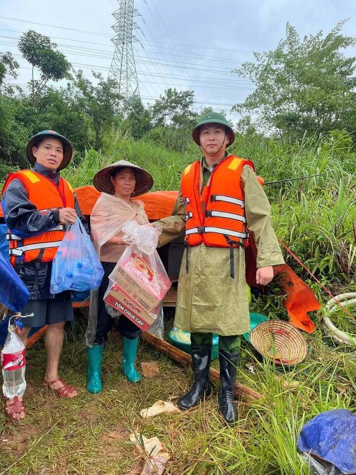 Nước lũ lên cuồn cuộn, người dân Lạng Sơn leo mái nhà nhận đồ tiếp tế Nước lũ lên cuồn cuộn, người dân Lạng Sơn leo mái nhà nhận đồ tiếp tế