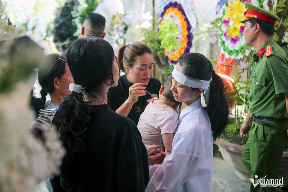 Nước mắt tiễn đưa Thiếu tá Nguyễn Xuân Hải hy sinh khi làm nhiệm vụ Nước mắt tiễn đưa Thiếu tá Nguyễn Xuân Hải hy sinh khi làm nhiệm vụ