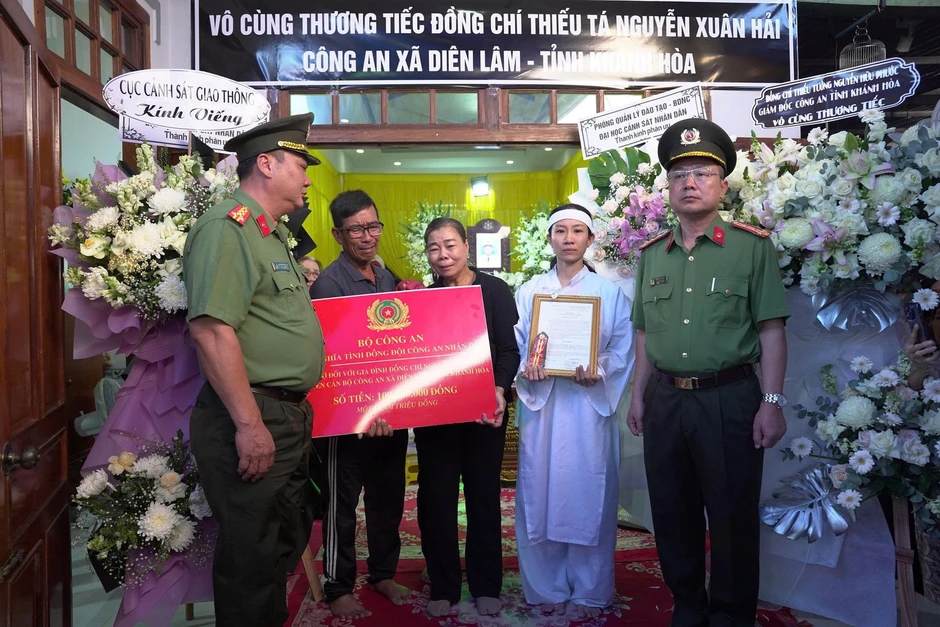 Nước mắt tiễn đưa Thiếu tá Nguyễn Xuân Hải hy sinh khi làm nhiệm vụ Nước mắt tiễn đưa Thiếu tá Nguyễn Xuân Hải hy sinh khi làm nhiệm vụ
