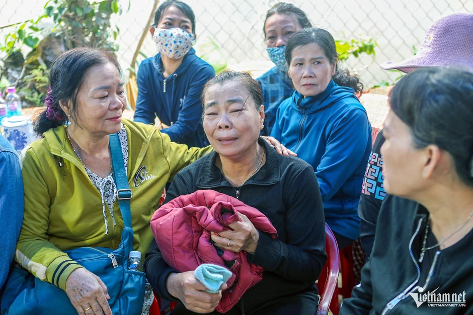 Nước mắt tiễn đưa Thiếu tá Nguyễn Xuân Hải hy sinh khi làm nhiệm vụ Nước mắt tiễn đưa Thiếu tá Nguyễn Xuân Hải hy sinh khi làm nhiệm vụ