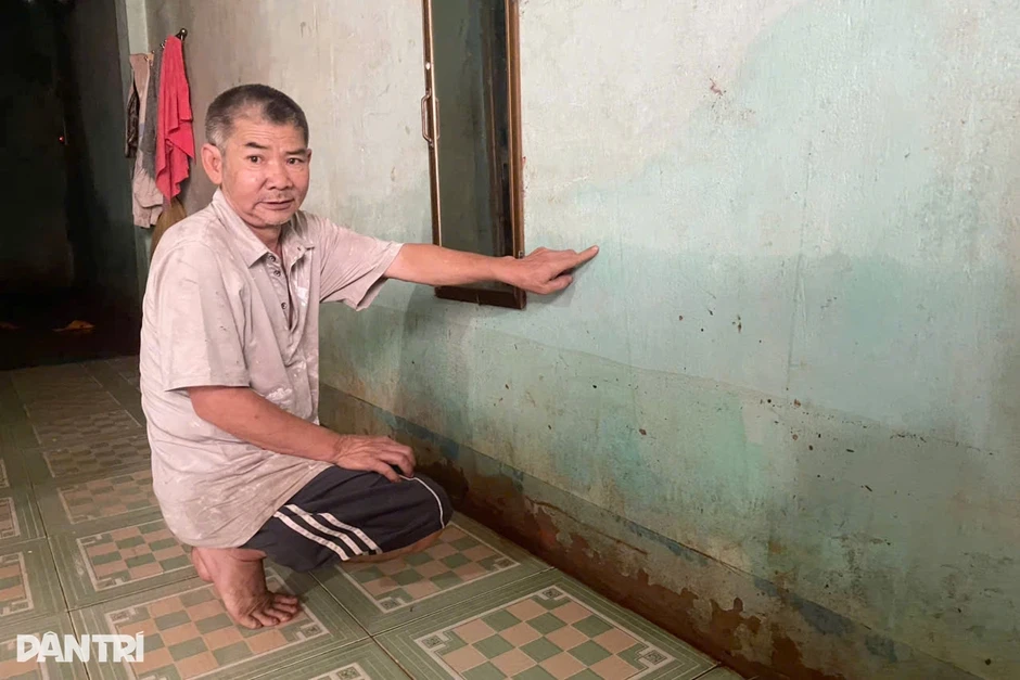 Nước ngập ngang bàn thờ, người dân thức trắng đêm canh lụt Nước ngập ngang bàn thờ, người dân thức trắng đêm canh lụt