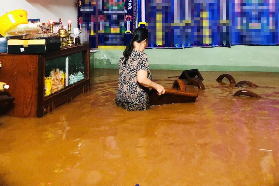 Nước ngập ngang bàn thờ, người dân thức trắng đêm canh lụt Nước ngập ngang bàn thờ, người dân thức trắng đêm canh lụt