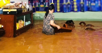 Nước ngập ngang bàn thờ, người dân thức trắng đêm canh lụt