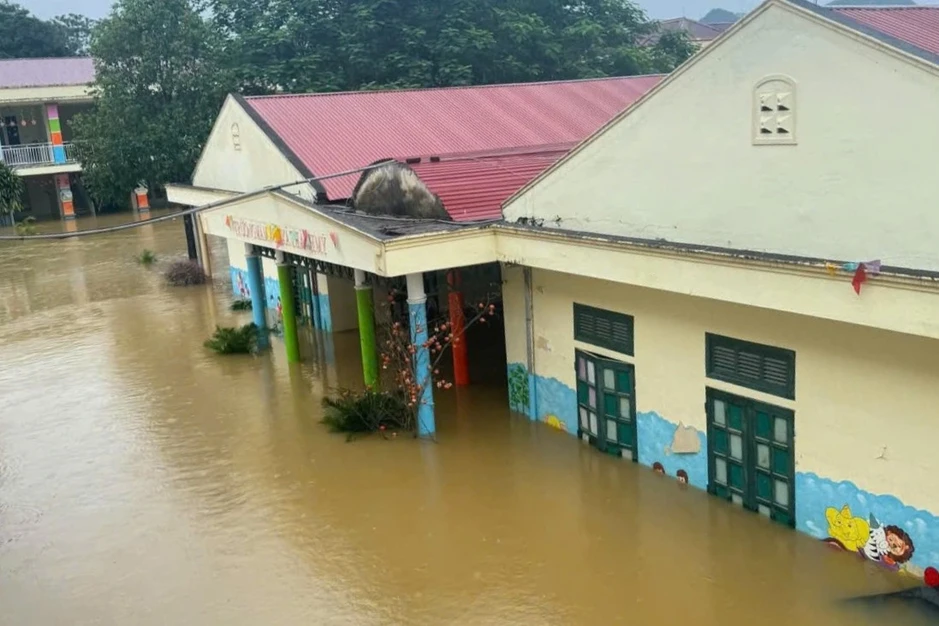 Nước sông Bưởi dâng cao, hàng trăm nhà dân, trường học bị ngập Nước sông Bưởi dâng cao, hàng trăm nhà dân, trường học bị ngập
