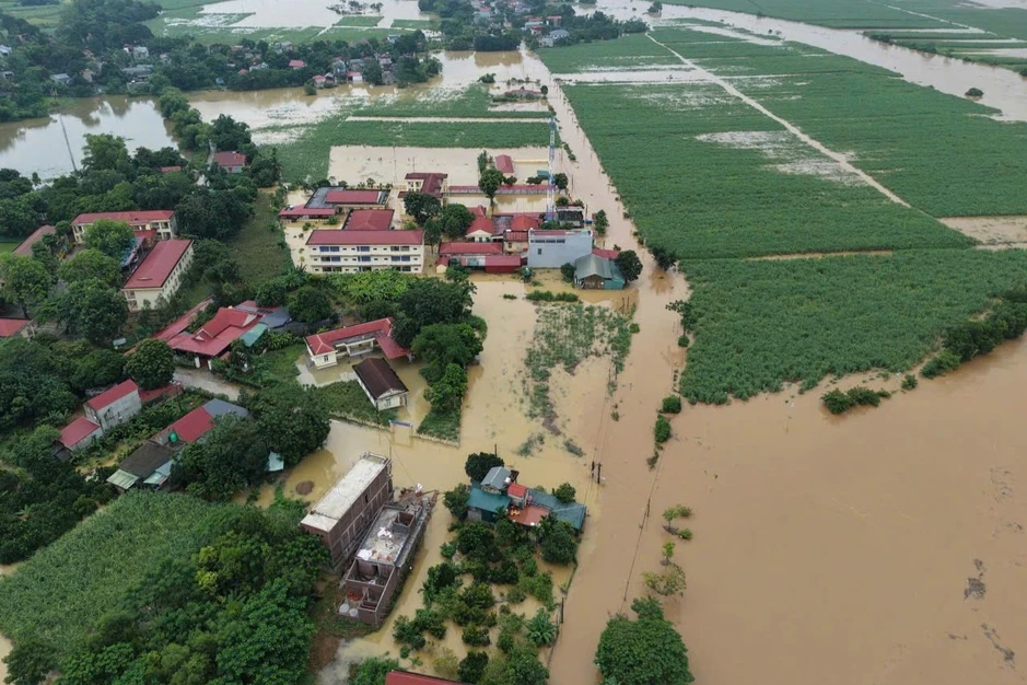 Nước sông Bưởi dâng cao, hàng trăm nhà dân, trường học bị ngập Nước sông Bưởi dâng cao, hàng trăm nhà dân, trường học bị ngập