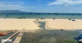 Nước thải tràn từ hố ga chảy ra biển, chính quyền lý giải nguyên nhân