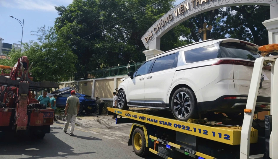 Ô tô 7 chỗ mất lái tông taxi rồi lao lên vỉa hè ở TPHCM Ô tô 7 chỗ mất lái tông taxi rồi lao lên vỉa hè ở TPHCM