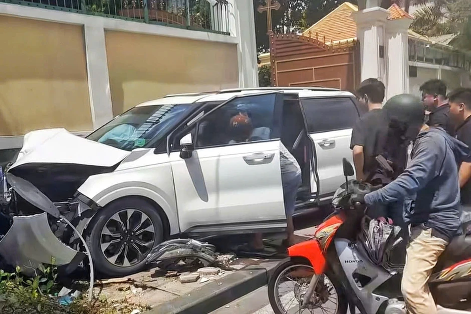 Ô tô 7 chỗ mất lái tông taxi rồi lao lên vỉa hè ở TPHCM Ô tô 7 chỗ mất lái tông taxi rồi lao lên vỉa hè ở TPHCM