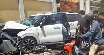 Ô tô 7 chỗ mất lái tông taxi rồi lao lên vỉa hè ở TPHCM