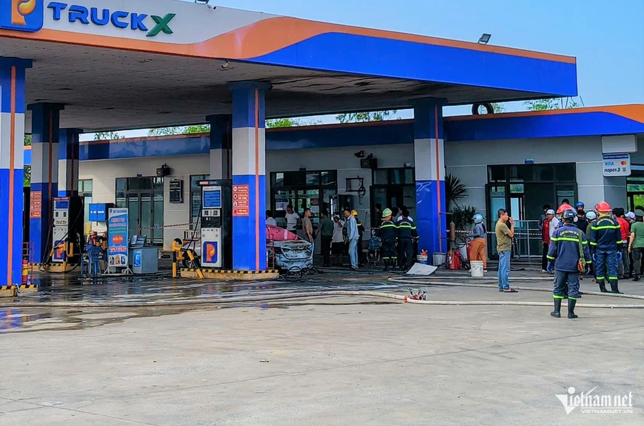 Ô tô bất ngờ bốc cháy ở cây xăng, hai người không thoát kịp, tử vong Ô tô bất ngờ bốc cháy ở cây xăng, hai người không thoát kịp, tử vong