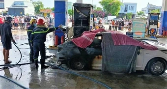 Ô tô bất ngờ bốc cháy ở cây xăng, hai người không thoát kịp, tử vong
