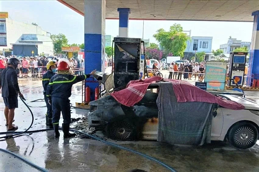 Ô tô bất ngờ bốc cháy ở cây xăng, hai thiếu niên không thoát kịp, tử vong Ô tô bất ngờ bốc cháy ở cây xăng, hai thiếu niên không thoát kịp, tử vong
