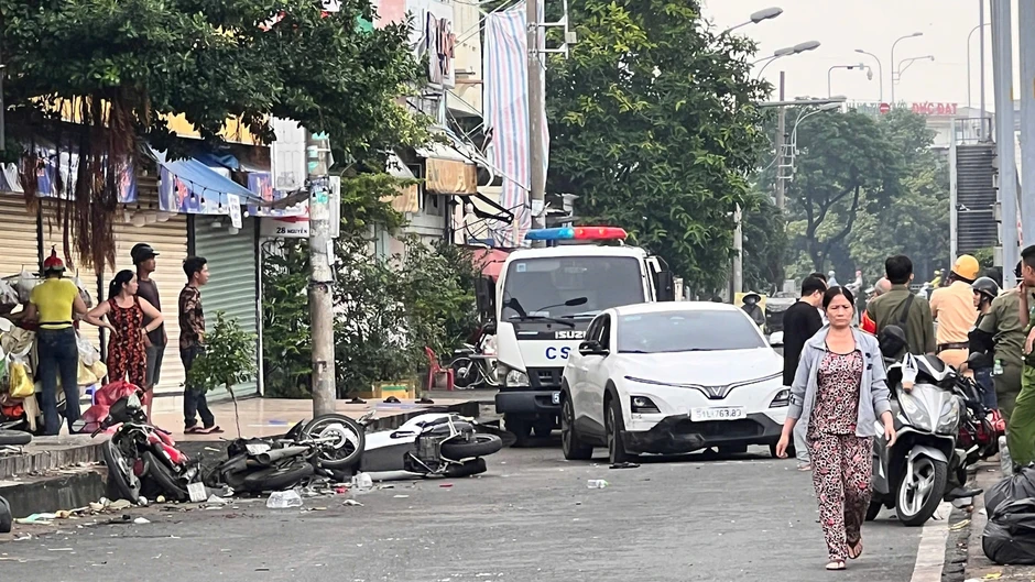 Ô tô bất ngờ tông 5 xe máy trước quán nhậu, người dân giận dữ chặn đầu phương tiện Ô tô bất ngờ tông 5 xe máy trước quán nhậu, người dân giận dữ chặn đầu phương tiện