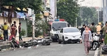 Ô tô bất ngờ tông 5 xe máy trước quán nhậu, người dân giận dữ chặn đầu phương tiện