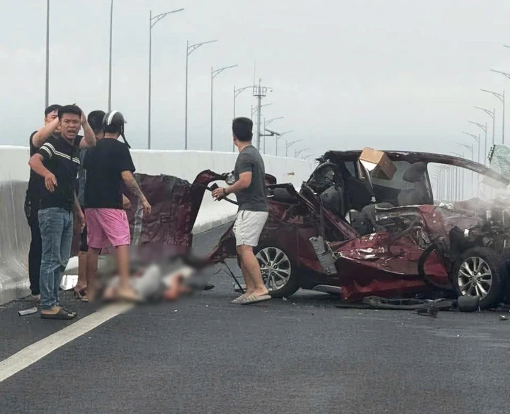 Ô tô bay nóc sau tai nạn giao thông nghiêm trọng trên cao tốc Vân Đồn - Móng Cái Ô tô bay nóc sau tai nạn giao thông nghiêm trọng trên cao tốc Vân Đồn - Móng Cái