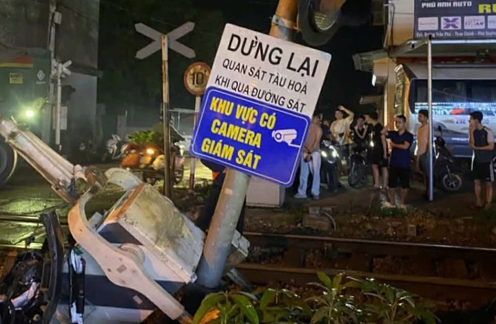 Ô tô bị tàu hỏa tông biến dạng, nam tài xế bỏ xe tháo chạy