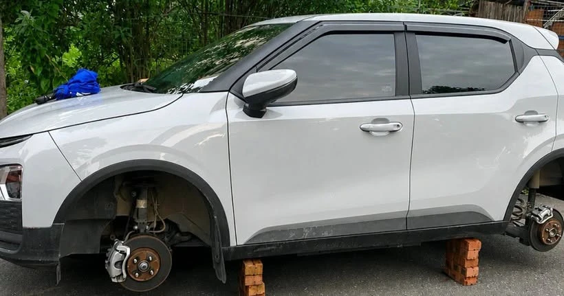 Ô tô bị tháo trộm 2 bánh trong đêm tại khu đô thị ở Hà Nội Ô tô bị tháo trộm 2 bánh trong đêm tại khu đô thị ở Hà Nội