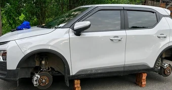 Ô tô bị tháo trộm 2 bánh trong đêm tại khu đô thị ở Hà Nội