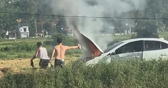 Ô tô bốc cháy, chủ xe và người dân lấy nước ruộng dập lửa