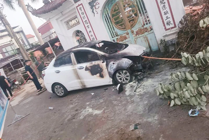Ô tô bốc cháy ở Hà Nội, nghi bị phóng hỏa Ô tô bốc cháy ở Hà Nội, nghi bị phóng hỏa