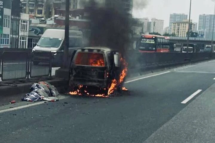 Ô tô cháy ngùn ngụt trên đường Vành đai 3 trên cao ở Hà Nội Ô tô cháy ngùn ngụt trên đường Vành đai 3 trên cao ở Hà Nội
