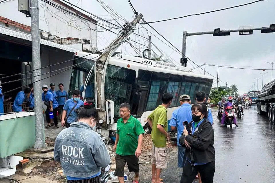 Ô tô chở 20 công nhân tông văng xe máy, lao lên vỉa hè đâm gãy trụ điện Ô tô chở 20 công nhân tông văng xe máy, lao lên vỉa hè đâm gãy trụ điện